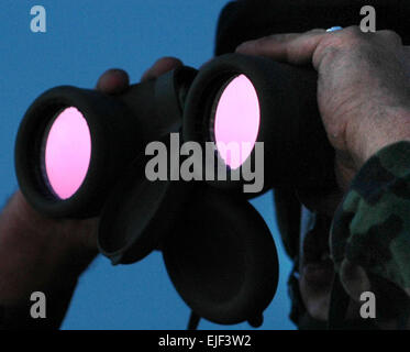 US-Armee Pfc. Holt Duggins, sieht von der North Carolina Army National Guard, durch sein Fernglas auf einer Fläche von der mexikanischen Grenze in San Luis, ARIZ., 26. Juli 2006. Soldaten der Nationalgarde arbeiten mit US Border Patrol zur Unterstützung der Operation Jump Start.  Techn. Sgt. Brian E. Christiansen veröffentlicht Stockfoto