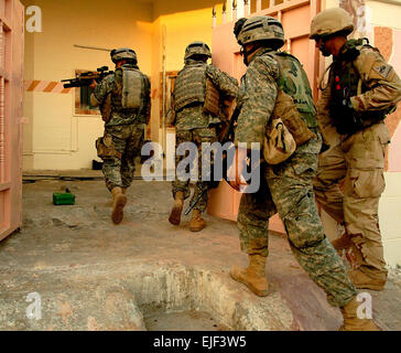 US-Armeesoldaten betreten ein Haus auf der Suche nach verdächtigen verbunden zu einem shooting auf amerikanischen Truppen am Vortag während einer Patrouille in Tameem, Irak, 7. August 2006. Die Soldaten sind von Bravo Company, 2. Bataillon, 6. Infanterie-Regiment an Task-Force 1st Battalion, 35. Armored Regiment, 2nd Brigade Combat Team, 1. US-Panzerdivision, Baumholder, Deutschland.  Techn. Sgt. Jeremy T. Sperre aufgehoben Stockfoto