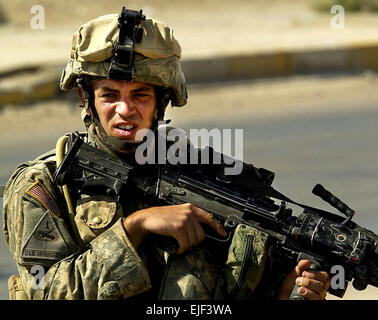 US Army Spc. Thadeus McPheron führt eine Fuß-Patrouille in Tameem, Ramadi, Irak, 10. August 2006. McPheron ist von Bravo Company, 2. Bataillon, 6. Infanterie-Regiment, Task Force befestigt 35. Armored Regiment, 2nd Brigade Combat Team, 1. Bataillon, 1. US-Panzerdivision.  Techn. Sgt. Jeremy T. Sperre aufgehoben Stockfoto