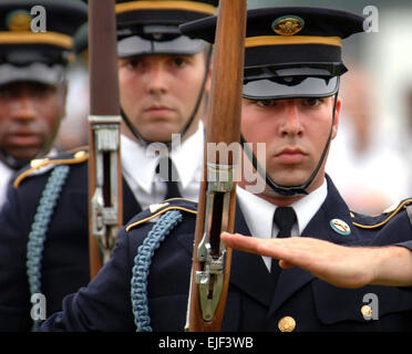 US-Armee Soldaten aus dem 3. USA Infanterie Regiment alte Garde Drill Team führt ihre Präzision Bohrer Bewegungen in Fort Eustis, Virginia, Super Day Festival am 11. August 2006.  Die Super-Tages-Festival ist eine Chance, an Soldaten, Familie, Freunde und die zivile Arbeitskräfte in der Gemeinschaft Fort Eustis Wertschätzung zu zeigen.   Petty Officer 2. Klasse Justin K. Thomas, US Navy.  Veröffentlicht Stockfoto