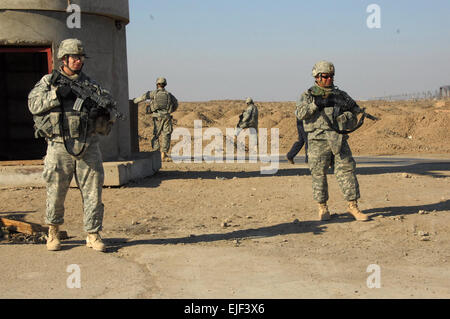 US-Armee Soldaten aus Alpha-Batterie, 1. Bataillon, 10. Feldartillerie-Regiment, 3rd Brigade Combat Team, 3. US-Infanteriedivision führen eine Routinekontrolle eines Steuerpunkts Verkehr in Jasmiyah, Irak, 3. Februar 2008.   SPC. Charles W. Gill veröffentlicht Stockfoto