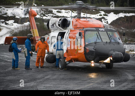 US Army, Navy und Air National Guard Gesundheitsdienstleister bereiten einen Küstenwache Hubschrauber von Air Station Kodiak für den Transport, das Dorf von Larsen Bay, Alaska, 6. März 2008 an Bord. Gemeinsame militärische Teams zur Verfügung gestellt medizinische, zahnmedizinische, Optometrie, Veterinär- und mechanische Dienstleistungen für sechs Inselgemeinden in medizinisch unterversorgten als Teil der Operation Arctic Care 2008 eine jährliche Fortbildungsveranstaltung gesponsert von der innovativen Bereitschaft Trainingsprogramm unter dem Büro des Assistant Secretary of Defensefor Reserve Angelegenheiten.  Master Sergeant John R. Nimmo Sr. veröffentlicht Stockfoto