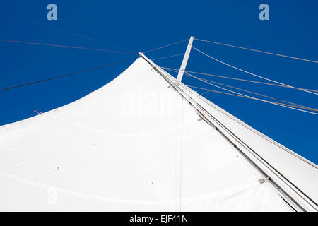 Suchen Sie den Mast mit Segel, auf der Yacht Barbary, Lake Taupo, Neuseeland Stockfoto