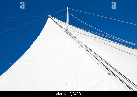 Suchen Sie den Mast mit Segel, auf der Yacht Barbary, Lake Taupo, Neuseeland Stockfoto