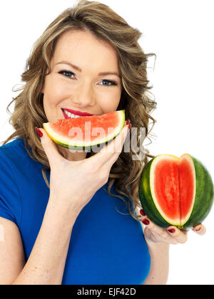 Gesund Fit junge Frau mit einem frischen Reifen frischen in Scheiben geschnittenen Wassermelone, isoliert gegen den weißen Hintergrund, mit Freistellungspfad Stockfoto