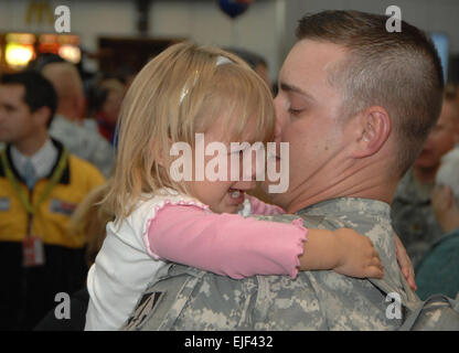 Payton Smoot, 4 Kupplungen ihres Vaters, 2nd Lt. Robert Smoot der Indianaís 76th Infantry Brigade Combat Team, der gerade aus dem Irak im neuen Indianapolis International Airport am 12. November zurück. Soldaten auf Busse geladen ist kurz nach der Trauung für Camp Atterbury gemeinsame Manöver Training Center für Demobilisierung Prozesse gebunden. Stockfoto