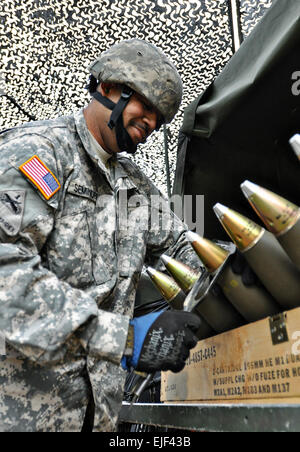 Soldaten aus Sandston-basierte Batterie A, 1. Bataillon, 111. Feld-Artillerie-Regiment 116. Brigade Combat Team Feuer ihre Haubitzen Sept. 16 während der jährlichen Ausbildung an Fort Pickett. Die Soldaten der 116. BCT konzentrierte sich auf die Bundesrepublik Missionen und ihre Unterstützung zu den Zivilbehörden Missionen während der zweiwöchigen jährlichen Ausbildungszeit. Stockfoto