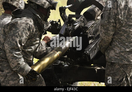 Soldaten aus Sandston-basierte Batterie A, 1. Bataillon, 111. Feld-Artillerie-Regiment 116. Brigade Combat Team Feuer ihre Haubitzen Sept. 16 während der jährlichen Ausbildung an Fort Pickett. Die Soldaten der 116. BCT konzentrierte sich auf die Bundesrepublik Missionen und ihre Unterstützung zu den Zivilbehörden Missionen während der zweiwöchigen jährlichen Ausbildungszeit. Stockfoto