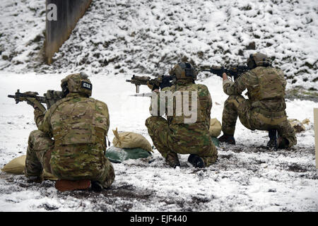 US-Soldaten, 1. Bataillon, 10. Special Forces Group Airborne Praxis eine Vielzahl von Aufnahmen Techniken mit ihren Gewehren M4A1 im Panzer Reihe Complex in Boebligen, Deutschland, 23. Januar 2015 zugewiesen. Visuelle Informationen Spezialist Adam Sanders Stockfoto