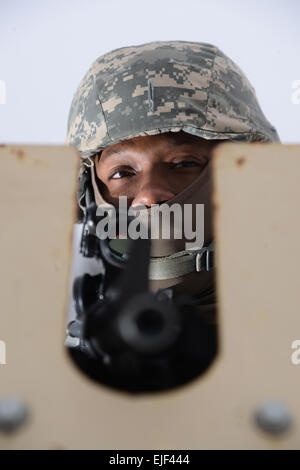 PFC. Courtney Gibson zugeordnet 554th Military Police Company bietet Sicherheit vor ein Humvee-Schütze Turm während einer Übung im Bereich Böblingen Schulungen vor Ort, 10. Februar 2015.  Visuelle Informationen Spezialist Martin Greeson Stockfoto