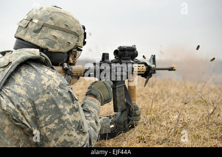 Ein US-Army Fallschirmjäger, Firma A zugewiesen, greift 173rd Airborne Brigade spezielle Truppen Bataillon ein Ziel während einer kombinierten defensive Leben Feuer Übung 6. März 2015, bei der 7. Armee gemeinsame Multinational Training Command in Grafenwöhr, Deutschland. Fallschirmjäger von der 173. Luftlandebrigade und Niederländisch Pioniere aus 411th gepanzerten Ingenieure des niederländischen Heeres beteiligte sich an der kombinierten defensive Übung zur Förderung von Interoperabilität und Stärkung des NATO-Bündnisses.  Visuelle Informationen Spezialist Markus Rauchenberger/freigegeben Stockfoto