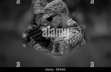 Staff Sgt David Dexter, hilft ein Soldat von US Army Europe Charlie Kompanie, 173rd Airborne Brigade anweisen, ukrainische Nationalgarde Soldaten auf die korrekten Verfahren für das clearing ein Zimmer während situational Training Fahrspuren auf schnelle Trident 2014 hier, Sept. 16 ausüben. Schnelle Trident ist eine jährliche US-Army in Europa durchgeführt, Ukrainisch führte multinationalen Übung entwickelt, um die Interoperabilität mit Alliierten und Partnerstaaten zu verbessern und gleichzeitig die Förderung regionaler Stabilität und Sicherheit.  Joshua Leonard SPC. Stockfoto