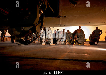 Die massive Haken aus einer CH-47F Chinook Hubschrauber Webstühle im Vordergrund als Soldaten vom 1. Brigade Combat Team, 1. Kavallerie-Division, Tcl/TK-National Division-Bagdad, erhalten eine Klasse für Leitungen bis das Flugzeug für Schlinge Laden von Flugzeugbesatzungen der Firma B, 2. Bataillon, 227. Aviation Regiment, 1st Air-Kavallerie-Brigade, 1. Cav. Div., MND-B, Aug. 15 einhaken.   Sgt. Travis Zielinski Stockfoto