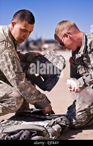 Chief Warrant Officer 2 Larry Sarmieto, links der Firma C, 4. Angriff Reconnaissance Battalion, 227. Aviation Regiment, 1. Luft-Kavallerie-Brigade, 1. Kavallerie-Division Plant City, Florida, CW2 Ryan Williams rechts, der Firma B, 4-227 ARB, Portville, N.Y., beide AH - 64D Apache Angriff Hubschrauberpiloten, montieren die neu ausgegebenen verbessert äußere taktische Weste, 3. Februar, in Fort Hood, Texas, für den bevorstehenden Einsatz in den Irak noch in diesem Jahr. Stockfoto