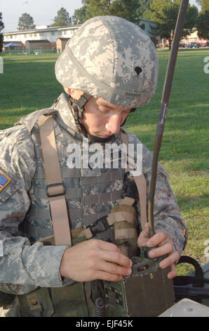 SPC. Daniel Horner wird ausgewertet, auf seine Fähigkeit, die Armee SINGAR taktische Funkgeräte während einer Juli 15 Fort Eustis, Virginia, "urban OL" Übung zu betreiben, die 2008 US Army Training und Lehre-Befehl NCO und Soldier of the Year Wettbewerb gehörte. Fünf Soldaten aus dem ganzen Land wetteiferten um den oberen TRADOC-Titel. SPC. Horner, der Soldier of the Year-Gewinner vertreten Fort Benning, Georgia, und US Army Beitritte Command während Juli 14-17 zu erfüllen.  2008 Armee besten Krieger Wettbewerb /bestwarrior/2008/Patrick Buffett, US-Armee Garnison Fort Monroe Stockfoto