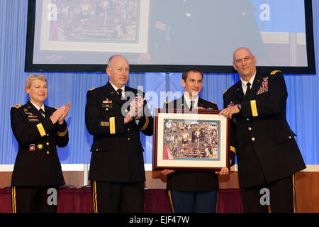 Präsentieren Sie von links US Army General Ann E. Dunwoody, General Robert W. Cone und Army Chief Of Staff General Raymond T. Odierno, Recht, 2011 Armee Coach of the Year Award an Oberstleutnant Liam Collins bei der Association des US Army Winter Symposiums in ft. Lauderdale, Fl.  24. Februar 2012. Dunwoody ist den kommandierenden General, US Army Materiel Command; und Kegel des Kommandierenden Generals, US Armee-Training und Lehre-Befehl.  Staff Sgt Teddy Wade Stockfoto