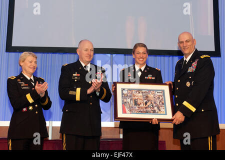 Präsentieren Sie von links: US Army General Ann E. Dunwoody, General Robert W. Cone und Army Chief Of Staff General Raymond T. Odierno, Recht, die 2011 Sportlerin des Jahres ausgezeichnet Capt Danielle Cork an der Association des US Army Winter Symposiums in ft. Lauderdale, Fl.  24. Februar 2012. Dunwoody ist den kommandierenden General, US Army Materiel Command; und Kegel des Kommandierenden Generals, US Armee-Training und Lehre-Befehl.  Staff Sgt Teddy Wade Stockfoto