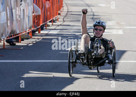 Krieger Spiele Armee Radfahrer, wie Spc. Jason Blair, Krieger Übergang Bataillon, Fort Belvoir, Virginia, wer sein Fahrrad während des Rennens geerdet, hart arbeiten zu einigen Bremsschwellen auf ihrem Weg überwinden. Mehr als 200 Verletzte, Kranke und verletzte Soldat innen und Veteranen nahm an den 2014 Krieger spielen, eine jährliche Veranstaltung mit Paralympics-Stil Wettbewerbe.  Staff Sgt Kaily Brown Stockfoto