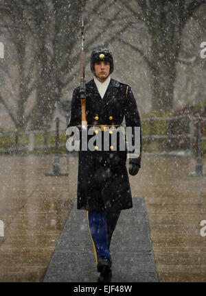 SPC. Jacob Davenport, Sentinel, Grab des unbekannten Soldaten, 3d US Infanterie Regiment der alten Garde, geht seine 21 Stufen als Schnee fallen am Grab des unbekannten Soldaten auf dem Nationalfriedhof Arlington, VA., 8. Dezember 2013 beginnt. Durch die jahrelangen Fleiß und Lob und das Unbehagen der Elemente wandere ich meine Tour in demütiger Ehrfurcht nach besten Kräften. Wie in der Sentinel Glaubensbekenntnis erwähnt, führt Davenport zu den besten seiner Fähigkeit. US Armee Sgt. Jose A. Torres Jr. Stockfoto