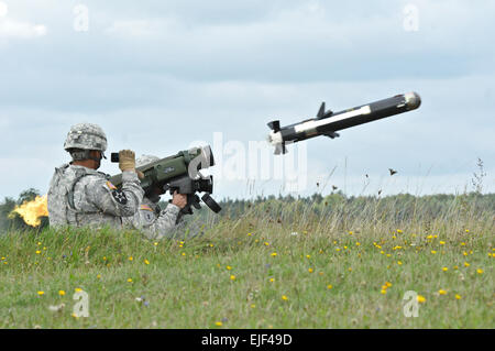 Truppen, 3. Geschwader zugewiesen, in der Nähe 2d Kavallerie-Regiment Feuer eine M98 Javelin Waffensystem im Bereich Betrieb am Truppenübungsplatz Grafenwöhr durchgeführt Rose Barracks, Deutschland, 23. September 2014. Stockfoto