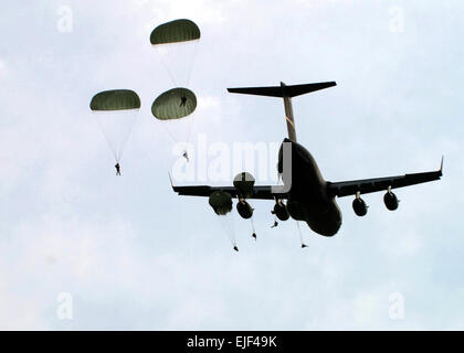 Fallschirmjäger des 1. Bataillons, 508. Fallschirm-Infanterie-Regiment, 4th Brigade Combat Team, 82nd Airborne Division, springen von einer Galaxie c-17 Flugzeuge 5.Mai über Holland Drop-Zone, Fort Bragg, N.C. Die Fallschirmjäger werden Teil des aktiven Dienst Brigade combat Team, das zuerst vollständig partner mit afghanischen Sicherheitskräften der Nation als Bekämpfung Berater, wenn sie später in diesem Sommer nach Afghanistan verlegt.  Sgt. Stephen Decatur Stockfoto