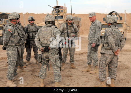 Befehl Sergeant-Major Robert Sweeney, der Befehl Sergeant-Major für 81. Brigade Combat Team, Washington Army National Guard, spricht mit Soldaten aus dem 81. Brigade spezielle Truppen Bataillon 81. BCT, während des Trainings am 6. Februar um Kontingenz Operating Base Q-West, Irak.  Etwa 2.400 Washington Nationalgardisten und 900 Kalifornien Nationalgardisten mit der 81. BCT Sitz in Seattle zur Unterstützung der Operation Iraqi Freedom im Oktober bereitgestellt.  Es ist geplant, diesen Sommer nach Hause zurückzukehren. Stockfoto