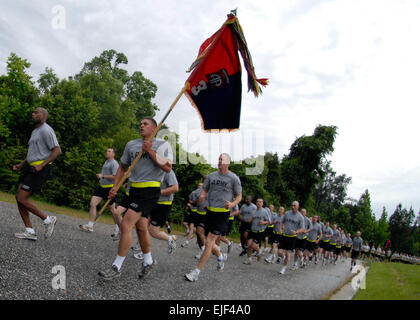 Fallschirmjäger von der 82nd Airborne Division 3rd Brigade Combat Team nehmen Teil in einem vier-Meile Division-weiten Kick-off der 82. alle amerikanische Woche Feier 18 Mai laufen. Die jährliche Veranstaltung der 82. Geschichte und Erfolge zu feiern ist vom 18. bis 21. Mai in diesem Jahr trotz des Unternehmensbereichs mehrere laufende Bereitstellungen im Ausland statt.   PFC. Jessica M. Kuhn, 49. Public Affairs-Abteilung Stockfoto