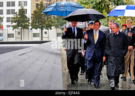 Verteidigungsminister Leon Panetta besucht die 9 / 11-Gedenkstätte am Ground Zero mit New Yorks Bürgermeister Michael Bloomberg, 6. September 2011.  Techn. Sgt. Jacob N. Bailey, US Air Force Stockfoto