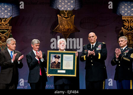 Verteidigungsminister Chuck Hagel, ganz links, begrüßt im Rahmen einer Feierstunde, Ehrenmedaille Empfänger Armee Kaplan Capt Emil Kapaun in der Halle der Helden im Pentagon, 12. April 2013 einführen. Ray Kapaun, dem Kaplan Neffe vertreten sein Onkel, der während der Zeremonie im Korea-Krieg diente. Armee-Sekretär John M. McHugh, zweiter von links, Army Chief Of Staff General Ray Odierno, zweiter von rechts, und Sgt. Major der Armee Raymond F. Chandler III, ganz rechts, an der Zeremonie teilgenommen. DOD Foto von Erin A. Kirk-Cuomo Stockfoto