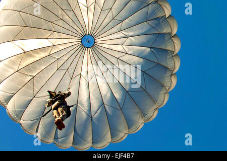 Fallschirmjäger Abstieg auf Fort Bragg-Sizilien-Drop-Zone nach dem Beenden einer Luftwaffe c-130 Flugzeuge über Fort Bragg, N.C., 11. Oktober 2012.  CPT. Thomas J. Cieslak Stockfoto