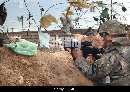 US Army 1st Lt. Brian Sbertoli von Bravo Company, 1. Bataillon, 8. Kavallerie-Regiment befestigt 2nd Brigade Combat Team, 2. US-Infanteriedivision, sorgt für Sicherheit während einer Patrouille im Baladiat Bereich der East Bagdad, Irak, 13. Februar 2007.  Staff Sgt Bronco Suzuki veröffentlicht Stockfoto