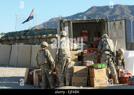 Soldaten der 3. Zug, Charlie Company, 2. Bataillon, 506. Infanterieregiment, 101st Airborne Division Artikel aus einem Army und Air Force Exchange Service mobile Post Exchange-Informationsspeicher auf einer abgelegenen Base in Ost-Afghanistan nahe der pakistanischen Grenze, 28 November. Stockfoto