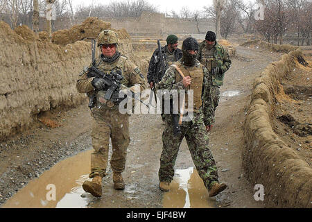 US Army Staff Sgt Clint Koerperich, Patrouillen links, mit afghanischen Soldaten möglich Aufständischen Cache Standorte in Zormat Bezirk von Afghanistan, 5. Februar 2011 zu untersuchen. Koerperich erhält Gesellschaft C, 1. Bataillon, 168. Infanterie-Regiment. Die Soldaten handelten auf einen Tipp von dem Hüter des Friedens Programm bereitgestellt, das afghanische Bürger belohnt, die nützliche und umsetzbare Intelligenz, afghanischen und Koalition Kräfte zur Verfügung stellen.  Sgt. 1. Klasse Matthew Smith Stockfoto