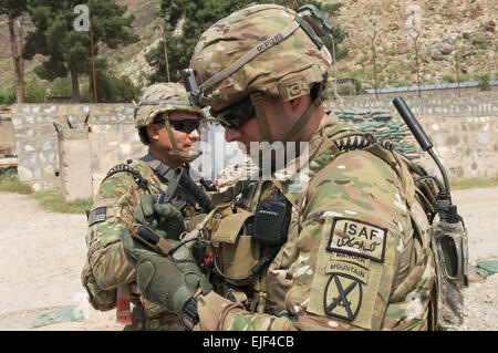 US Army Captain Jonathan Page verwendet das Gerät des Endbenutzers Netto Krieger der Armee Netzwerk-Fähigkeit gesetzt CS 13 auf Nangalam Base in Afghanistan, am 13. September. Seite dient als Kommandant für Truppe C, 3rd Squadron, 89. Kavallerie-Regiment. 3. Staffel ist Teil des 4. Brigade, 10th Mountain Division, Armee-Einheit, die erweiterte Netzwerkfunktionen CS 13 im Theater zu verwenden. Mit CS-13, der stellt Befehl Mission unterwegs und erweitert das Netzwerk des Soldaten, können Einheiten über große Flächen kommunizieren, wie sie ihre beraten und unterstützen Missionen zur Unterstützung der afghanischen Streitkräfte durchzuführen.  U.S. Stockfoto