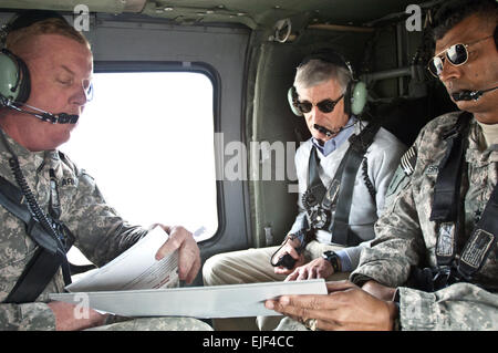 Secretary Of The Army John McHugh erhält eine kurze von Generalmajor Kenneth S. Dowd links und Generalleutnant Vincent K. Brooks Dez. 15 bei einem Rundflug über retrograde Operations bei Camp Buering, Kuwait, nach dem Abzug der Truppen aus dem Irak.  SPC. John G. Martinez Stockfoto