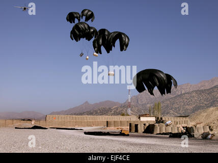 Bündel von Mineralwasser an Fallschirmen befestigt fallen aus einem Flugzeug während einer Antenne Nachschub auf Combat Outpost Herrera, Paktiya Provinz, Afghanistan, 15. Oktober 2009. Stockfoto