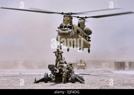 US-Soldaten-Anschluss eine M777A2 Haubitze, CH-47 Chinook Hubschrauber von Forward Operating Base Hadrian in Deh Rawud Dorf in der Provinz Uruzgan, Kandahar Flugplatz in der afghanischen Provinz Kandahar, 18. Juni 2013 geflogen werden.  Mark Doran Stockfoto