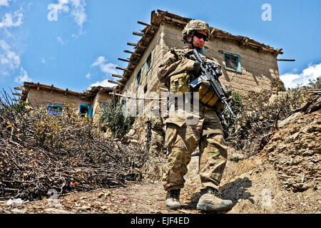 US Army 1st Lt. Ryan Gibbons Patrouillen im Stadtteil Jani Khel 12 April während Betrieb Marmor Löwe. Ausgewählte Unternehmen ist Bestandteil der 3. Airborne Battalion, 509. Infanterie-Regiment, Task Force Gold Geronimo. Stockfoto