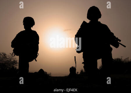 U.S. Army CPL. Casey Leimbach und US Army Spc. Timothy Rigg, beide gegen Infanteristen für 1. Platoon, Apache Company Team Apache, 1. Bataillon Airborne, 501. Infanterie-Regiment, Task-Force 4-25, sorgen für Sicherheit während einer Patrouille, Black Rock, Khowst Provinz, Afghanistan, 31. Juli 2012. Team Apache durchgeführt die Patrouille um einen vorherigen Angriff zu Combat Outpost Bak zu untersuchen. Stockfoto