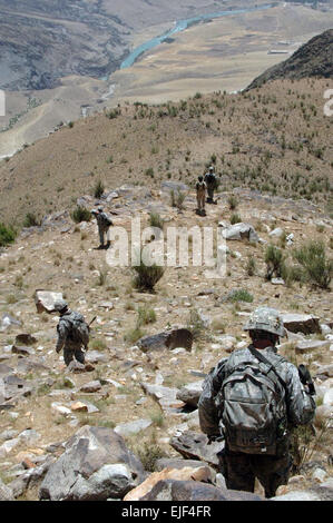 US-Armee Soldaten von Charlie Kompanie, 1. Bataillon, Infanterie-Regiment 158., Arizona National Guard Fuß hinunter die Seite eines Berges auf einem Fuß Patrouille zum Forward Operating Base Kalagush in Nuristan Provinz von Afghanistan 19. Juni 2007.  Sgt. Personal, Isaac A. Graham Stockfoto