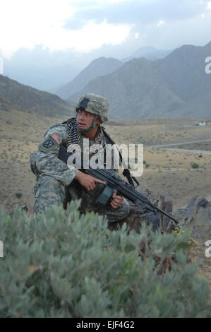 US Army Spc Chris Hurst, zieht von Charlie Kompanie, 1. Bataillon, Infanterie-Regiment 158. Arizona Army National Guard, Sicherheit während einer Patrouille einen Fuß auf einen Beobachtungsposten mit Blick auf ein Dorf außerhalb der Forward Operating Base Kalagush, in Nuristan Provinz von Afghanistan 19. Juni 2007.  Staff Sgt Isaac A. Graham Stockfoto