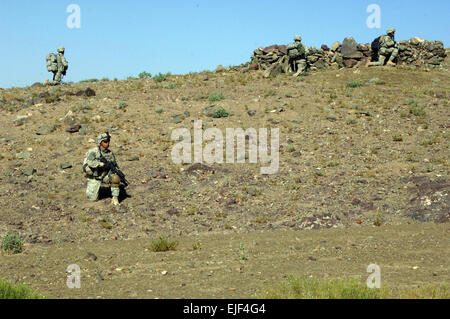 US-Armee Soldaten vom 2. Bataillon, 508. Fallschirm-Infanterie-Regiment ziehen eine Uhr Sicherheit halt während der Berge in Andar Provinz von Afghanistan Taliban-Mitglieder und suchen Waffen 6. Juni 2007 speichert.  Staff Sgt Marcus J. Quarterman Stockfoto