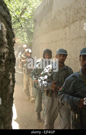 US Armee Sgt. Eric Johnson, aus der 218. Infanterie-Regiment, South Carolina National Guard, führt eine abgesessene Patrouille mit Afghanischen Nationalpolizei Offiziere in der afghanischen Provinz Kapisa 16. August 2007.  Staff Sgt Isaac A. Graham Stockfoto