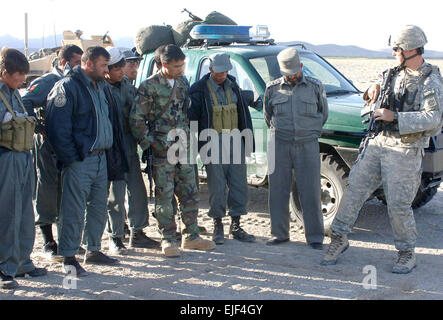 US Armee Sgt. Koppinger lehrt von Delta Company, 2. Bataillon, 508. Fallschirm-Infanterie-Regiment, Raum clearing-Techniken, um Mitglieder der Nationalpolizei Afghanistan während der Operation Maiwan in der afghanischen Provinz Ghazni 30. Mai 2007.   Staff Sgt Justin Holley Stockfoto