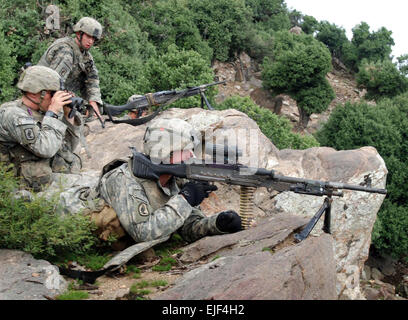 Pfadfinder vom 2. Bataillon, 503. Infanterie Regiment Airborne, reagieren wie Dorfbewohner unten laufen nach dem Absetzen der Soldaten bewegen auf der Hügelseite während der Operation bestimmt Strike im Chowkay-Tal, Afghanistan 22 August. Stockfoto