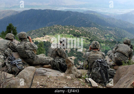 070822-A-6849A-667 - Scouts vom 2. Bataillon, 503. Infanterie Regiment Airborne ziehen Overwatch während der Operation bestimmt Strike während 2nd Platoon, Able Company ein Dorf unter dem Chowkay-Tal in der Provinz Kunar, Afghanistan Aug. 22 sucht. Stockfoto