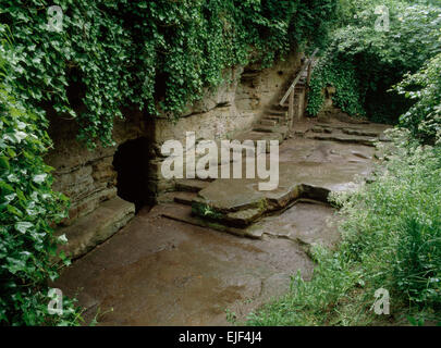 Mittelalterliche Kapelle oberhalb des Flusses Nidd von St Robert Knaresborough, N Yorkshire besetzt, d. hier 1218: Höhle/Plattform in Kalksteinfelsen geschnitten. Stockfoto