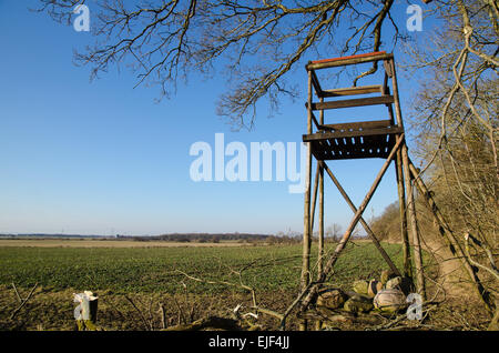 Jagd-Turm mit tollen Blick über die Felder auf der schwedischen Insel Öland. Stockfoto