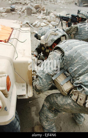 US-Armee Soldaten der Foxtrott Company, 2. Bataillon, 82. Aviation Brigade Haken Anhängerkupplung bis zu einem behinderten Humvee bei Stillstand nach der Begegnung mit Taliban-Truppen in der Nähe von Dorf von Allah sagen, Afghanistan, 20. August 2007.  Staff Sgt Michael L. Casteel veröffentlicht Stockfoto