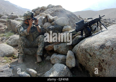 US Army Spc. Edward Caldwell, des 2. Bataillons, 82. Aviation Brigade lange Reihe Überwachung Ablösung, hält ein Auge für mögliche Taliban-Truppen in der Nähe von Dorf von Allah sagen, Afghanistan, 21. August 2007.  Staff Sgt Michael L. Casteel Stockfoto